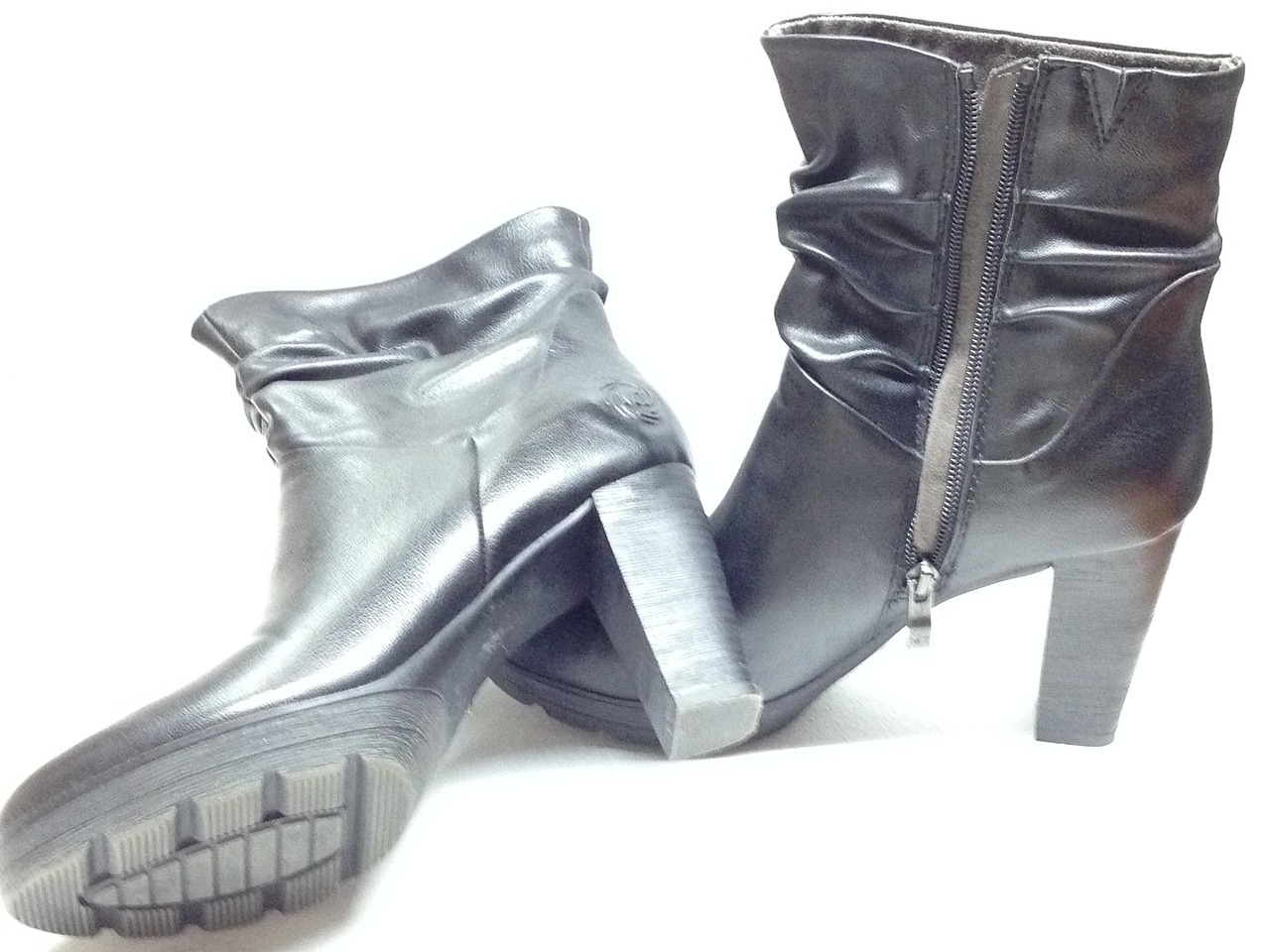 Comment porter les bottines avec une jupe midi ?