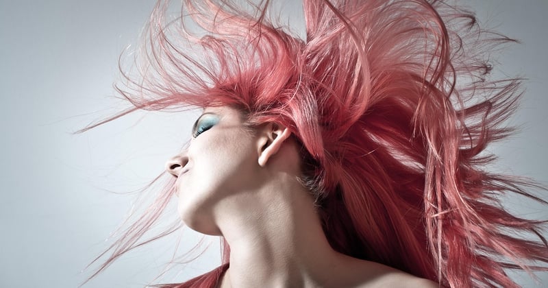 Coiffer des cheveux gras sans les alourdir : nos astuces