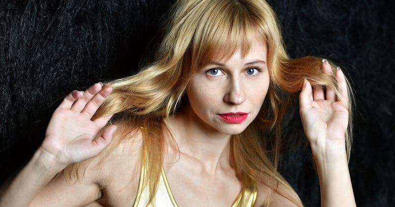 Comment éclaircir ses cheveux naturellement : 7 astuces de grand-mère