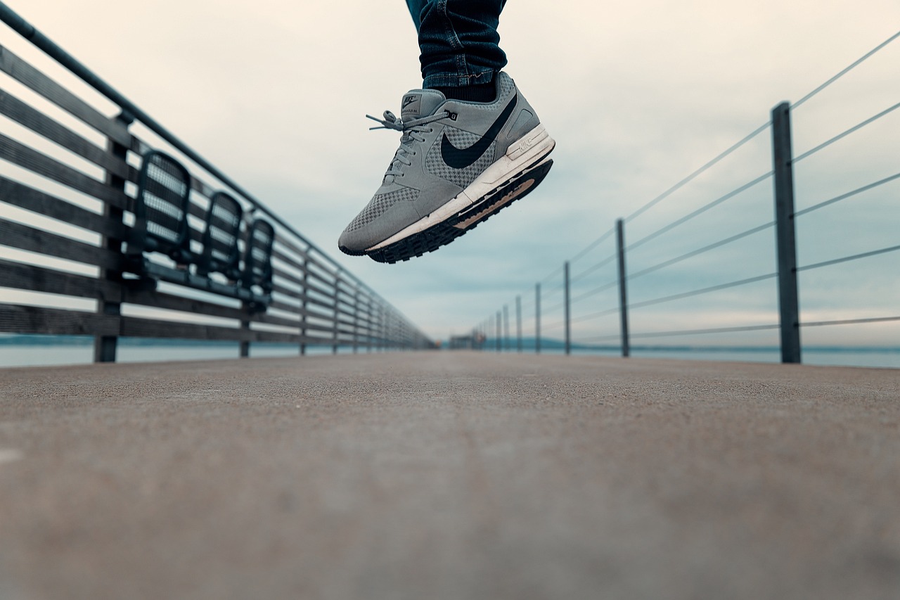 Quelles sneakers choisir pour un look streetwear réussi ?