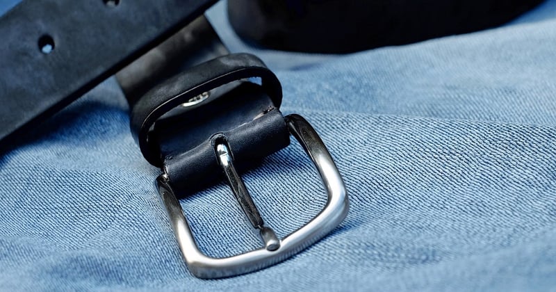 Porter une ceinture chaine : la tendance mode qui sublime toutes les tenues