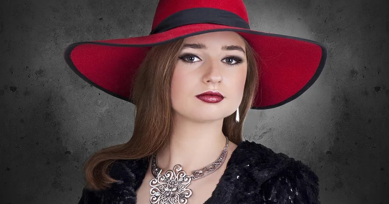 Chapeau bibi moderne ou année 50 : quelle version choisir