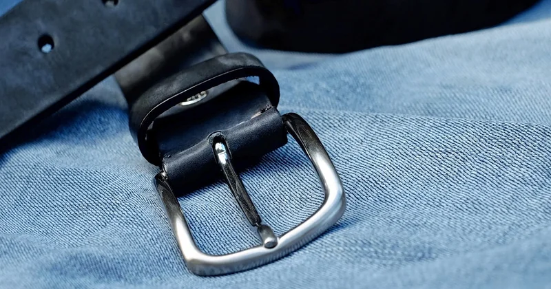 Ceinture chaîne ou ceinture large en cuir : le comparatif