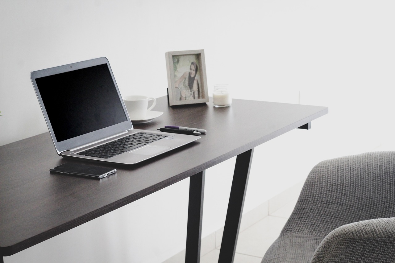 découvrez le style de travail à distance et ses avantages incontournables. apprenez à optimiser votre espace de travail, à gérer votre temps efficacement et à maintenir un équilibre entre vie professionnelle et personnelle tout en travaillant depuis le confort de votre domicile.