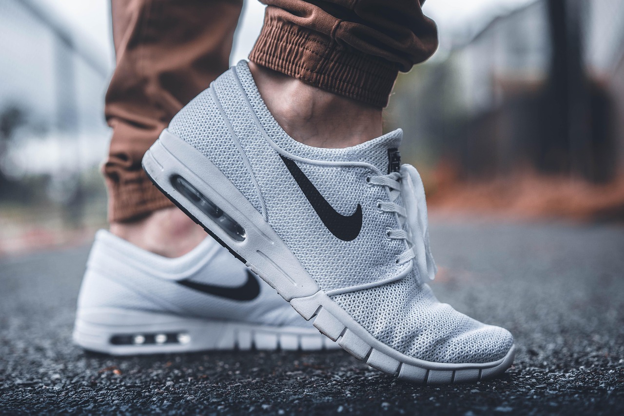 découvrez notre collection de chaussures alliant style et confort. que vous recherchiez des sneakers tendance, des bottes élégantes ou des sandales légères, trouvez la paire parfaite pour chaque occasion.