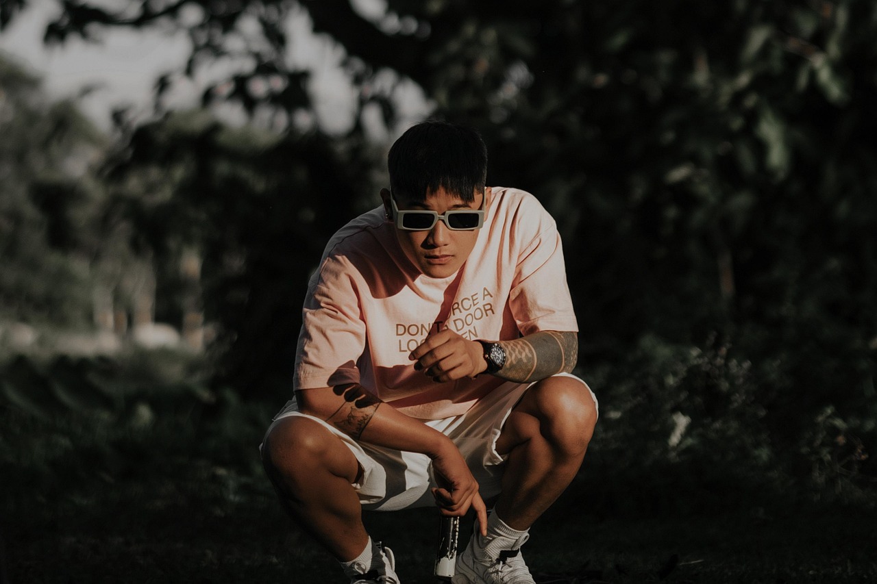 découvrez l'univers du streetwear, une mode urbaine dynamique qui allie confort et style. parcourez les dernières tendances, les pièces incontournables et les marques emblématiques qui redéfinissent l'expression individuelle à travers des vêtements uniques et originaux.
