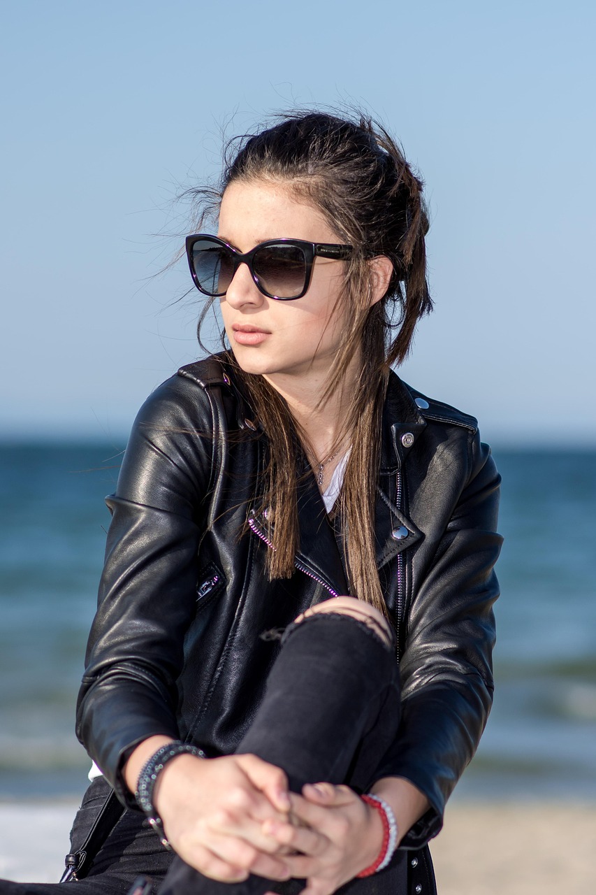 découvrez notre collection de lunettes de soleil tendance alliant style et protection optimale contre les uv. trouvez la paire idéale pour compléter votre look et profiter pleinement du soleil.